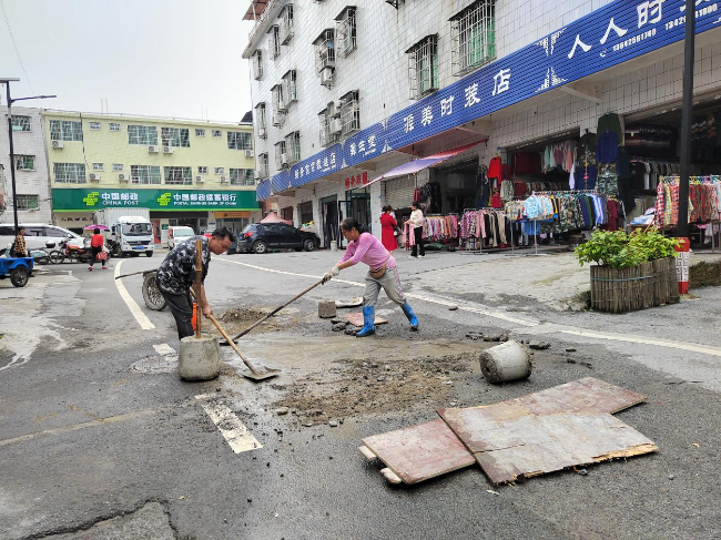 坝仔镇坝仔社区：及时修缮破损道路，便民暖民心.png