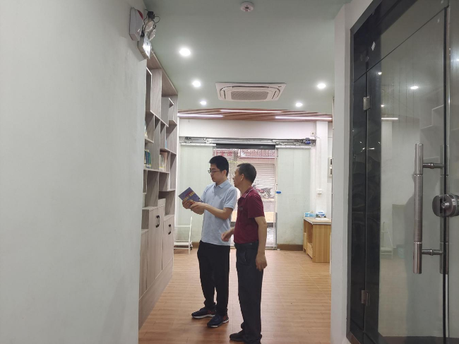 翁源县图书馆一行到周陂镇风度书房指导图书科学分类工作.png