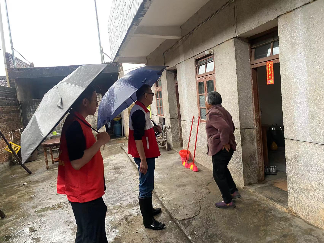 志愿服务队到村居开展防汛工作 1.jpg
