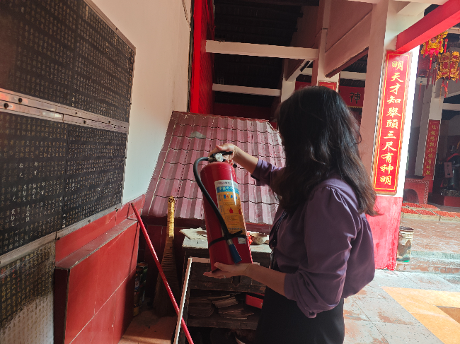 工作人员对灭火器进行检查.jpg