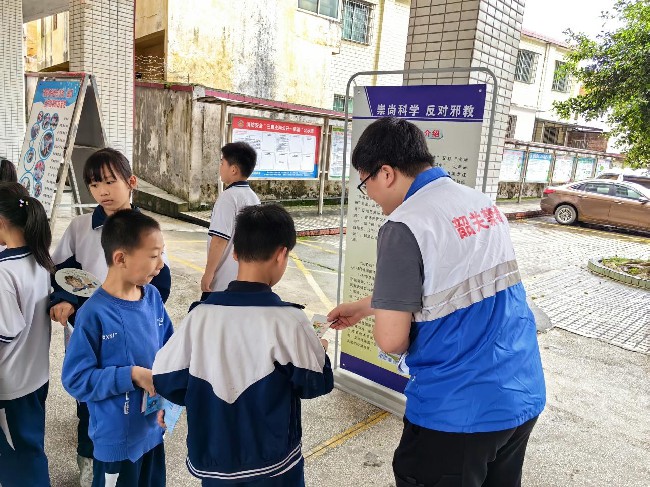 铁龙镇开展反邪教宣传进校园活动.jpg