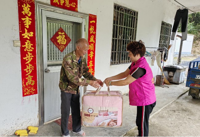 铁龙镇妇联开展灾后走访慰问活动.jpg