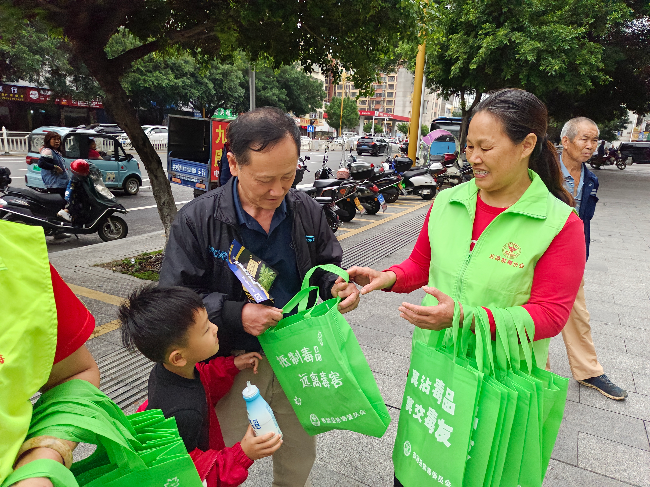 翁源县：五一假期不放松 禁毒宣传不停歇.jpg