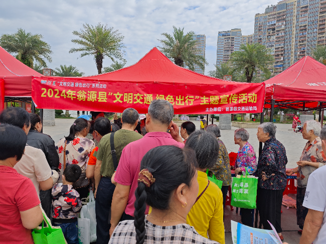 县交通运输局在龙湖广场开展 “文明交通绿色出行”主题宣传活动图片1.jpg