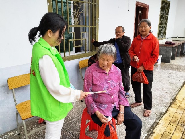 江尾镇开展防范“麻精药品”滥用宣传教育进村庄活动.jpg