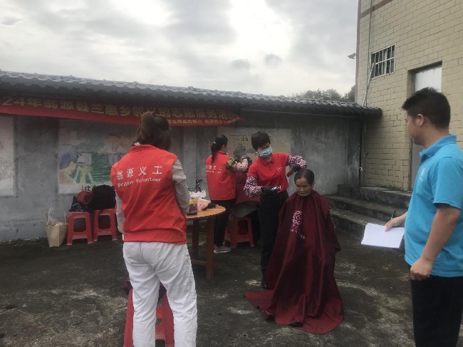 坝仔镇礼岭村开展“关爱老人，爱心义剪”暨政策宣传志愿服务活动.jpg