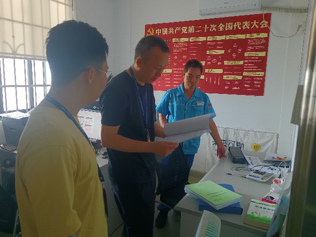 新江镇开展加油站安全检查.jpg
