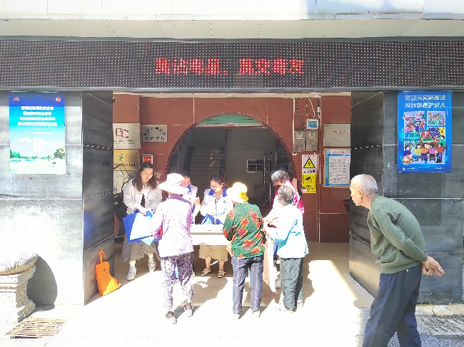 坝仔镇开展“莫沾毒品，莫交毒友”禁毒宣传活动.jpg