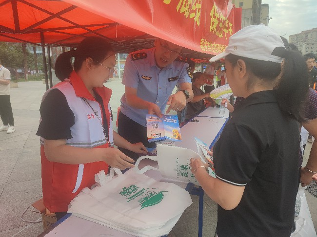 韶关市生态环境局翁源分局开展扫黑除恶宣传活动.jpg