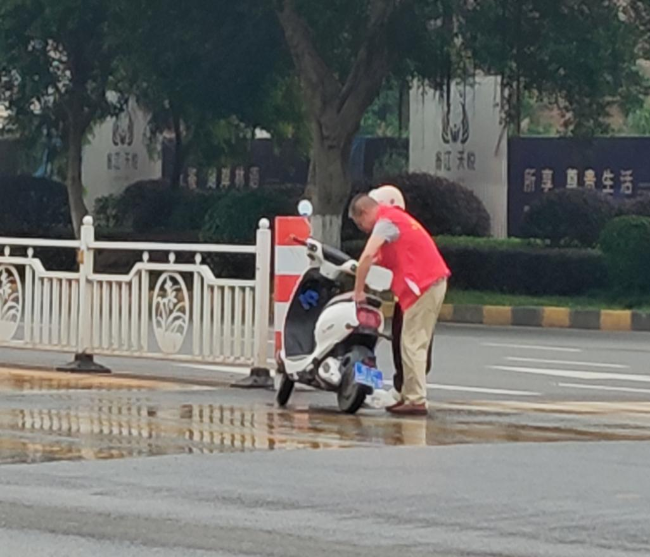 志愿者：“扶”出社会正能量.png