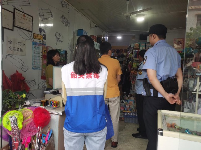 坝仔镇开展禁毒宣传进校园周边商户活动.jpg