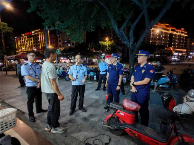 翁源县开展电动自行车消防安全集中整治夜查行动.jpg