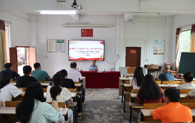 翁源县领导何茂文到翁源县仙鹤学校讲授思政课5.29(1).jpg