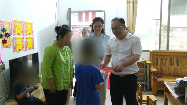 县领导六一慰问.mp4_20240601_181154.385.jpg
