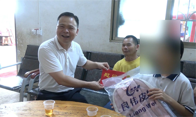 县领导六一慰问.mp4_20240601_185435.309 - 副本.jpg