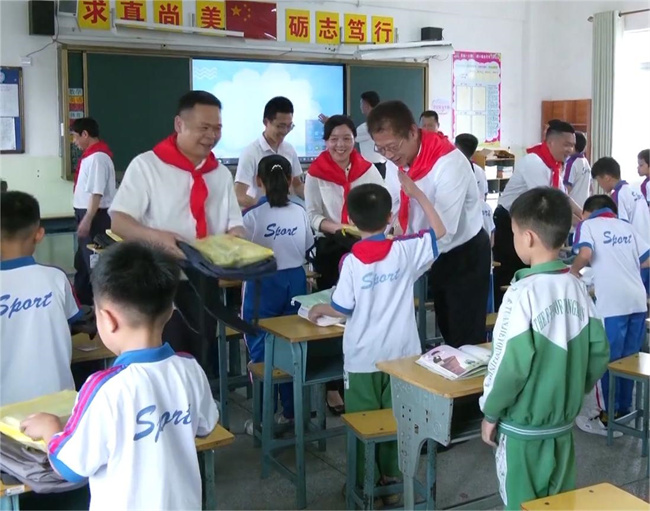 县领导六一慰问.mp4_20240601_185512.677.jpg