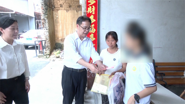 县领导六一慰问.mp4_20240601_190905.917.jpg