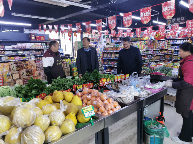 深入企业开展食品安全检查（左二为甘仕明）.jpg