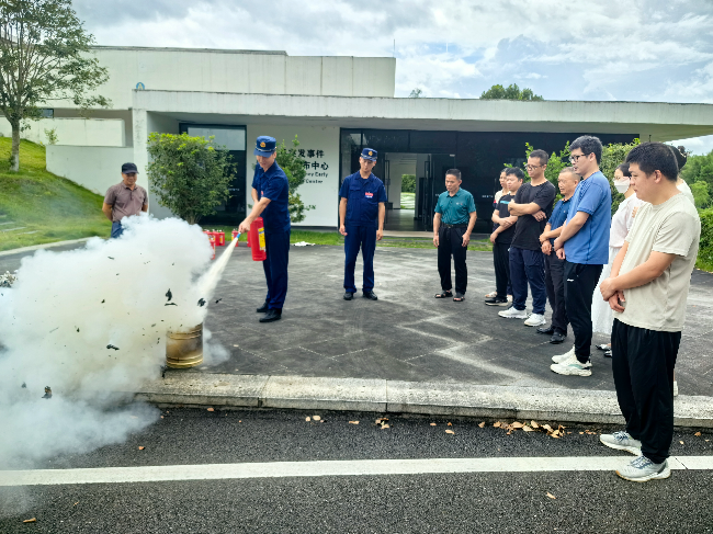 开展消防安全演练现场(县气象局 卢美兰 摄).jpg