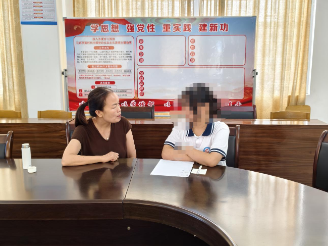 铁龙镇开展“做美丽女孩 遇见更好的自己”团辅活动1.png