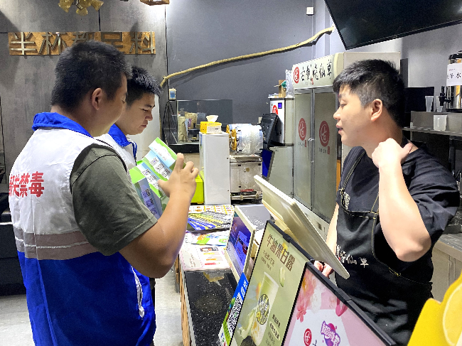 “打卡”奶茶店，青春不“毒”行.jpg