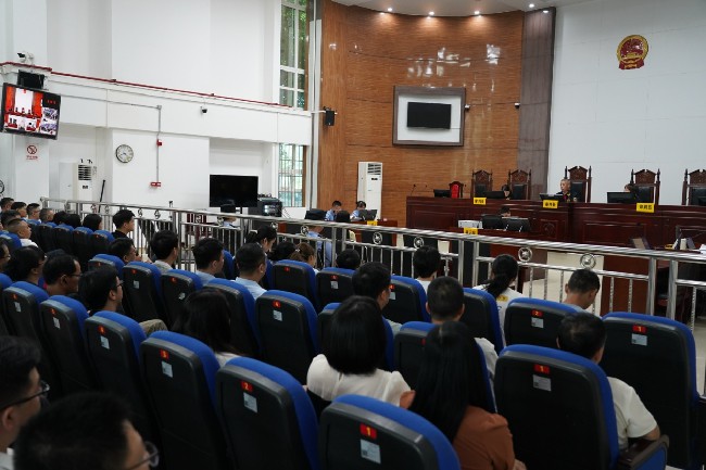 以案释法“敲警钟”翁源县人民法院开展职务犯罪庭审旁听活动.jpg