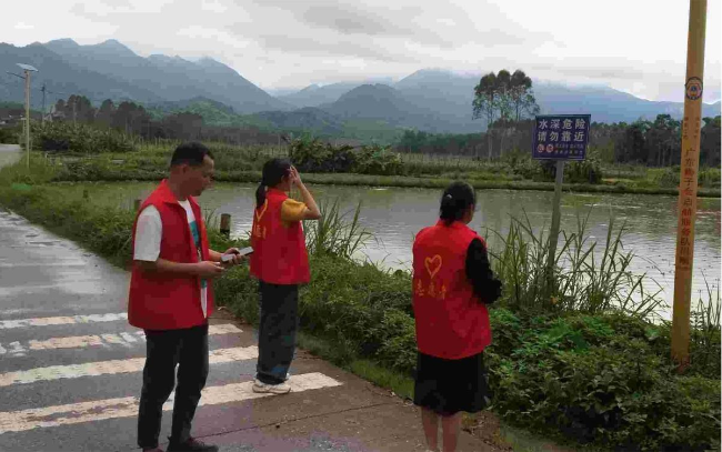 新江镇网格员开展防溺水安全巡查志愿活动.png