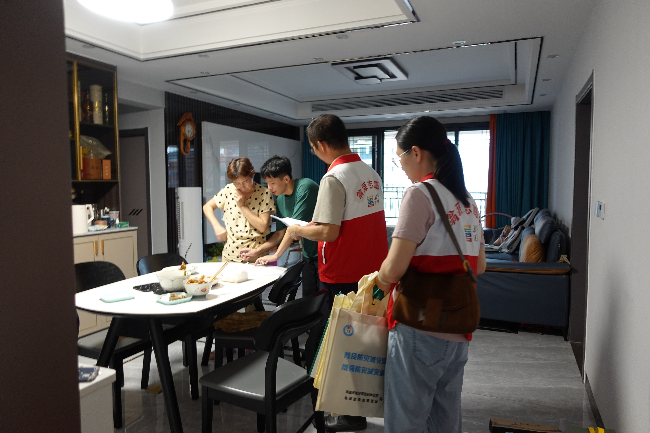 图为：志愿服务活动现场照片（县气象局 陈虓韵 摄）.JPG