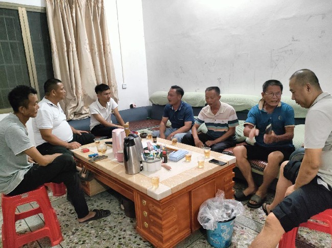 新江镇民光村开展“民情夜访”行动.jpg