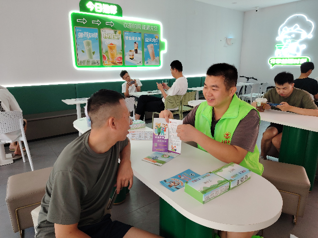 官渡镇投稿：打卡！秋天的第一杯“禁毒”联名款奶茶.jpg
