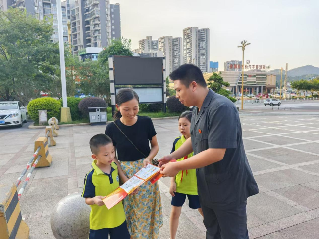 诚信万里行：翁源法院执行局干警在锦绣广场开展反诈宣传活动.png