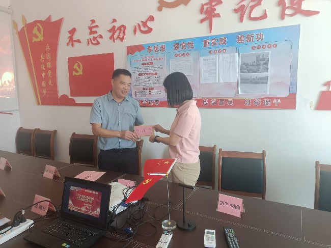 情满教师节，慰问暖师心！坝仔镇开展教师节慰问活动.jpg