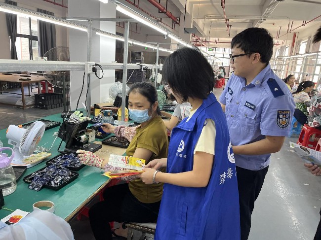 江尾镇开展禁毒宣传进企业活动.jpg