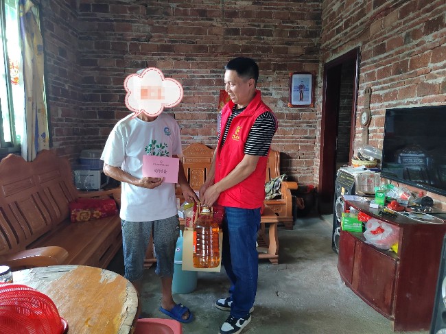 新江镇开展关爱未成年残疾人中秋慰问活动.jpg