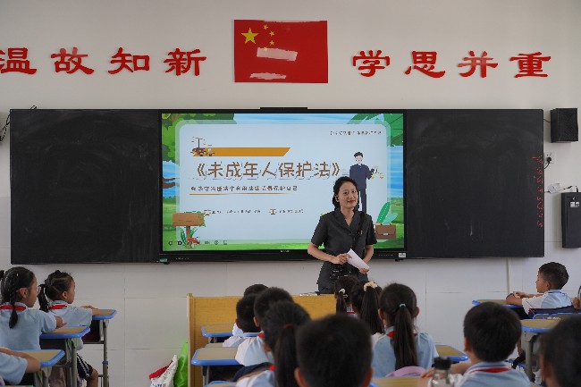 法治之光照亮校园：翁源法院普法进行时.jpg