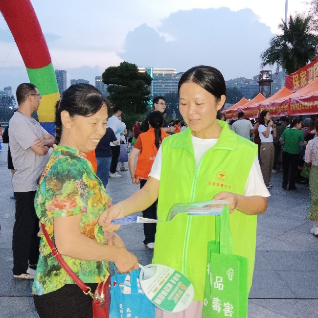 翁源县：扫黑除恶进广场 禁毒知识齐宣传.jpg