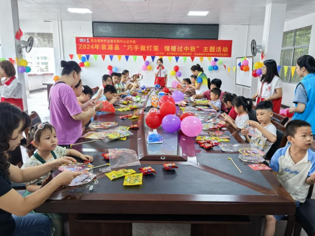 龙仙镇城东社区开展“巧手做灯笼 情暖过中秋”     主题活动.png