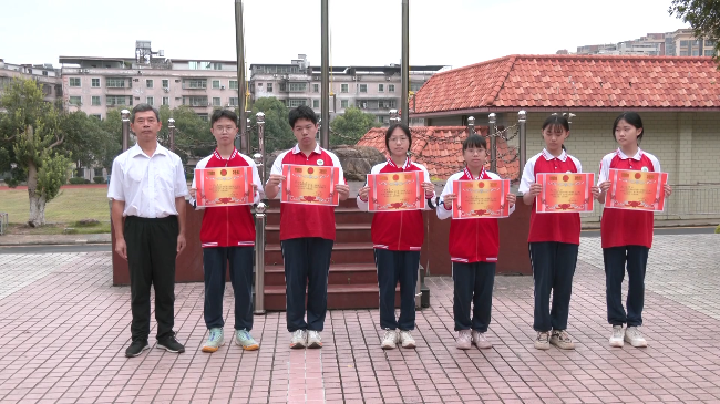 2024年翁源县升旗仪式暨规范守则教育实践系列活动举行.mp4_20240924_155934.315.jpg