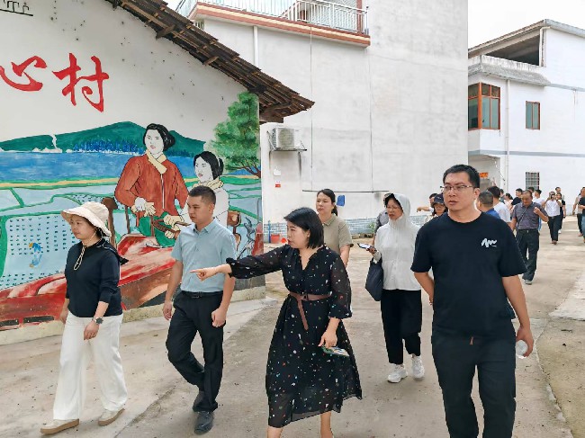 对标先进，取经问道——龙仙镇赴南雄市参观学习“百千万工程”典型村培育工作.jpg