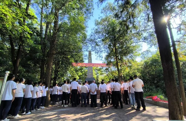 新江镇举行“9&middot;30”烈士公祭日活动暨向烈士纪念碑敬献花篮仪式.jpg