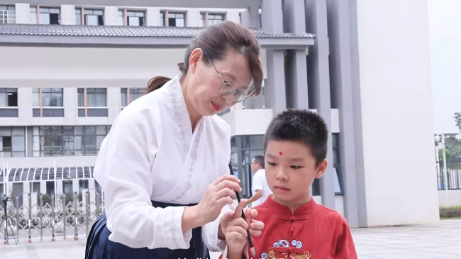 张春娜：孜孜耕耘育桃李 科学治校馨满园[00_00_56][20241004-145440].png