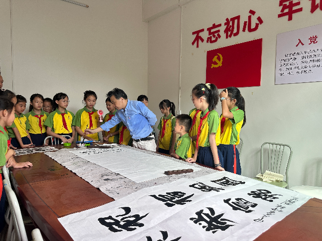 书法老师刘跃先书写国庆题材作品.jpg