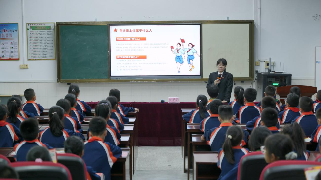 校园普法新风尚，翁源法院护航少年成长.jpg