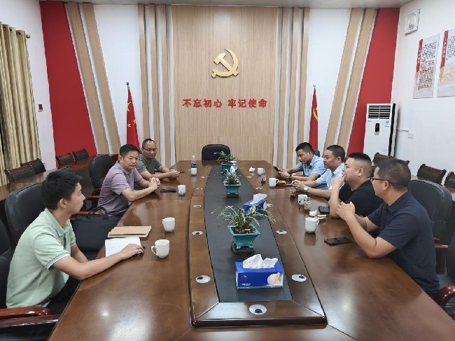 龙仙镇接待客商洽谈项目合作事宜.jpg