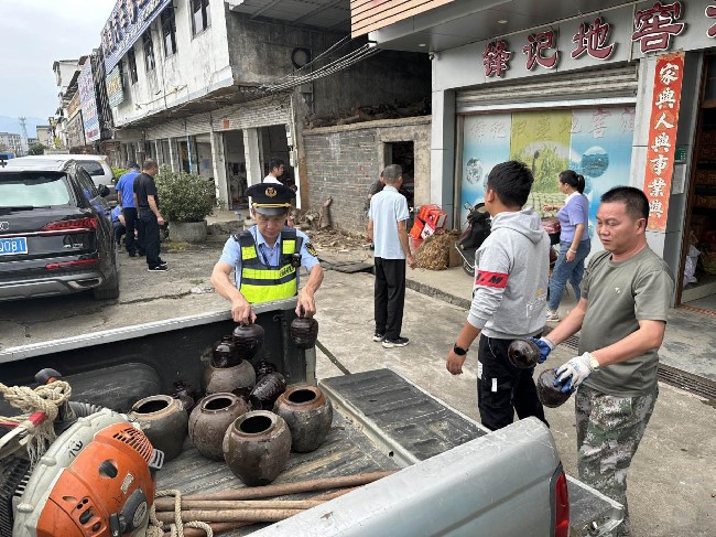 县交通运输局开展路域环境整治专项行动.jpg