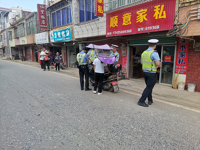 周陂镇开展交通安全专项整治行动.jpg