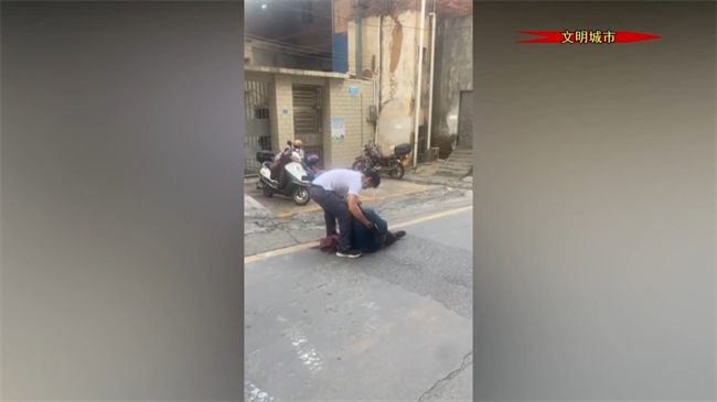 爱心人士扶老人.mp4_20241127_181451.096.jpg