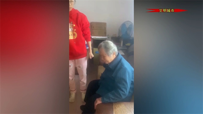 爱心人士扶老人.mp4_20241127_181523.369.jpg