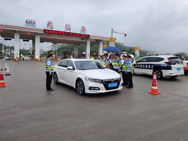 1.翁源县交通运输局执法人员联合交警、高速路政部门在高速公路出入口进行执法检查（2024年7月27日摄）.jpg