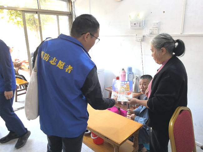 铁龙镇：消防安全进家庭，守护独居老人用电用气安全.png